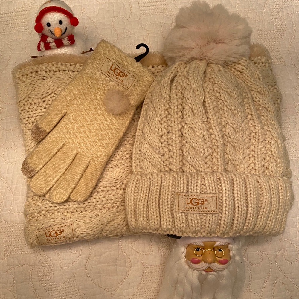 Ugg 3 pc hat scarf and gloves set